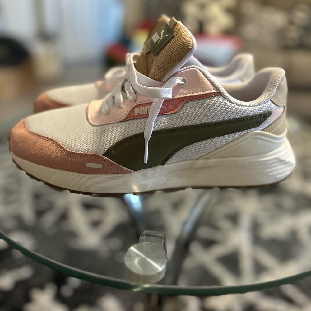 Worn ‼️ONCE‼️
Excellent used condition 
Puma soft foam 
Size 9 - Picture 2 of 5
